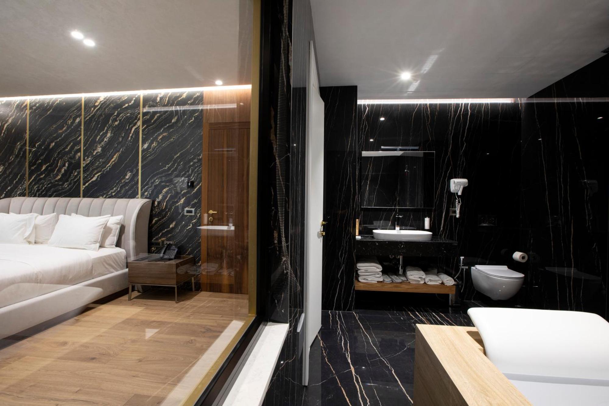 Marinaj & 4* Tirana
