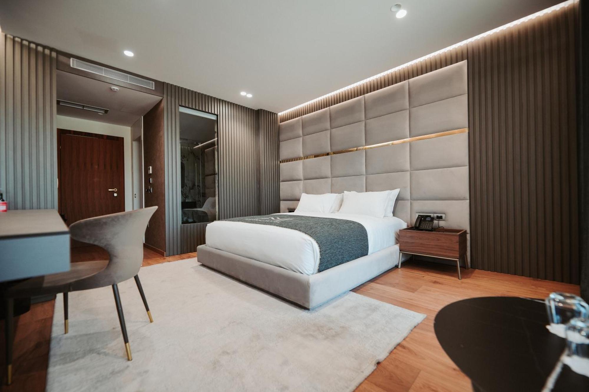 Marinaj & 4* Tirana